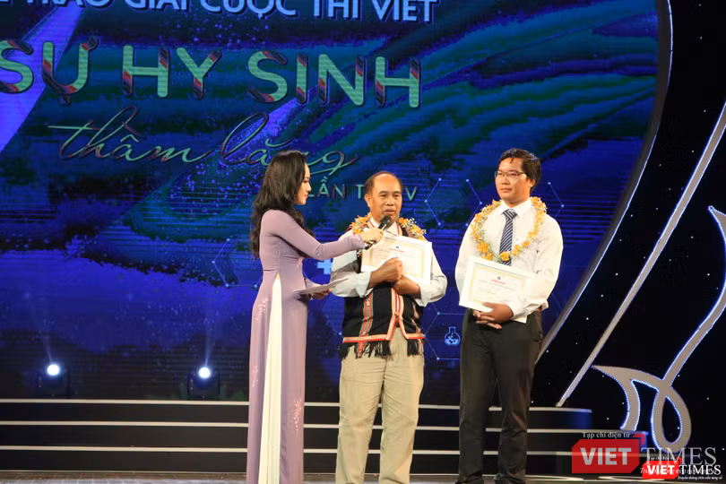 Tác giả Hà Văn Đạo nhận giải đặc biệt cùng bác sĩ Nay Blum (Ảnh: Minh Thúy) Tác giả Hà Văn Đạo nhận giải đặc biệt cùng bác sĩ Nay Blum (Ảnh: Minh Thúy)