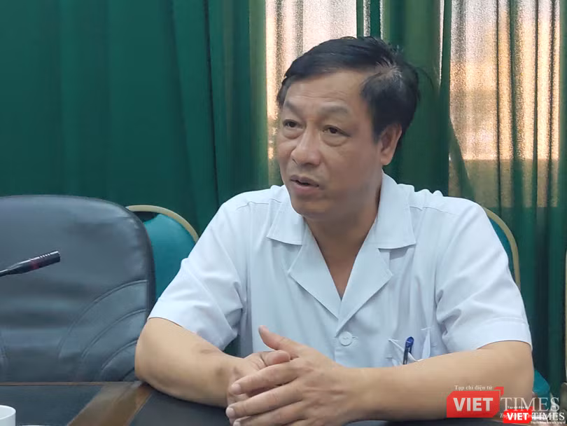 Theo TS. Phạm Ngọc Thạch, Bệnh viện đã chuẩn bị đầy đủ mọi trang thiết bị cần thiết, đặc biệt là quần áo bảo hộ, khẩu trang để bảo vệ bác sĩ, nhân viên y tế khỏi nguy cơ lây nhiễm trên chuyến bay (Ảnh: Minh Thúy) Theo TS. Phạm Ngọc Thạch, Bệnh viện đã chuẩn bị đầy đủ mọi trang thiết bị cần thiết, đặc biệt là quần áo bảo hộ, khẩu trang để bảo vệ bác sĩ, nhân viên y tế khỏi nguy cơ lây nhiễm trên chuyến bay (Ảnh: Minh Thúy)