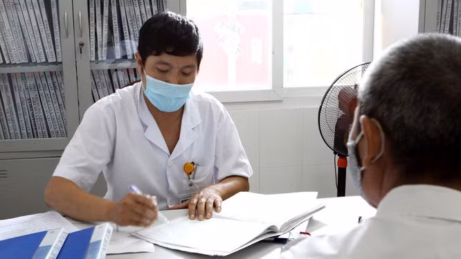 Bác sĩ tư vấn, điều trị cho người nhiễm HIV. (Ảnh: Cục phòng, chống HIV/AIDS)