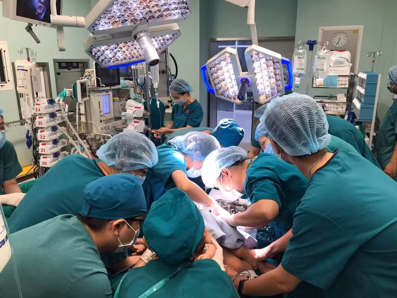 Dự kiến ca phẫu thuật sẽ kết thúc vào 18h00 chiều tối nay (Ảnh: Bệnh viện Nhi đồng Thành phố)