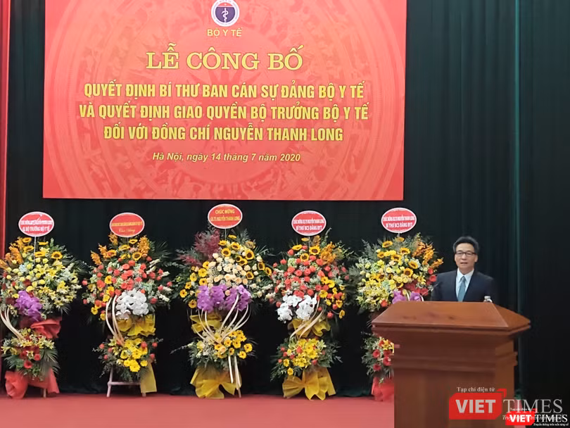 Phó Thủ tướng Vũ Đức Đam giao nhiệm vụ cho quyền Bộ trưởng Bộ Y tế (Ảnh: Minh Thúy)