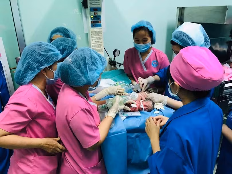 2 bé Trúc Nhi - Diệu Nhi chào đời với cân nặng 3,2 kg (Ảnh: Bệnh viện Nhi đồng Thành phố)