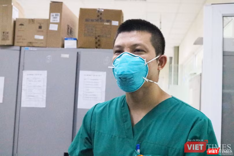 BS. Trần Văn Bắc – Phó Trưởng Khoa Cấp Cứu, Bệnh viện Bệnh Nhiệt đới Trung ương (Ảnh: Minh Thúy)