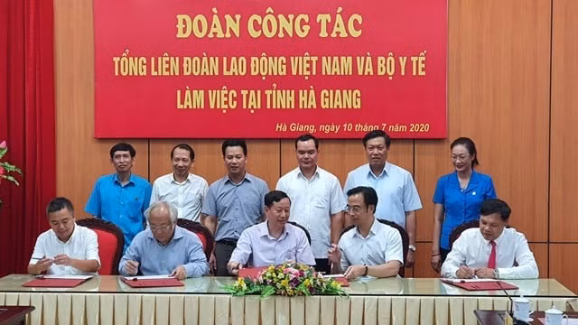 Thứ trưởng Bộ Y tế Đỗ Xuân Tuyên (đứng thứ 2 từ phải sang) và Chủ tịch Tổng Liên đoàn Lao động Việt Nam Nguyễn Đình Khang (đứng thứ 3 từ phải sang) chứng kiến Lễ ký hỗ trợ chuyên môn của các bệnh viện trung ương cho ngành Y tế tỉnh Hà Giang. (Ảnh: Thảo Nguyên)