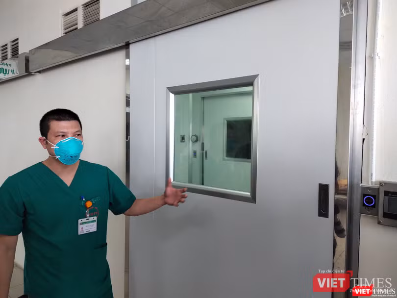 BS. Trần Văn Bắc giới thiệu về phòng áp lực âm được đặt tại Khoa Cấp cứu của Bệnh viện (Ảnh: Minh Thúy)