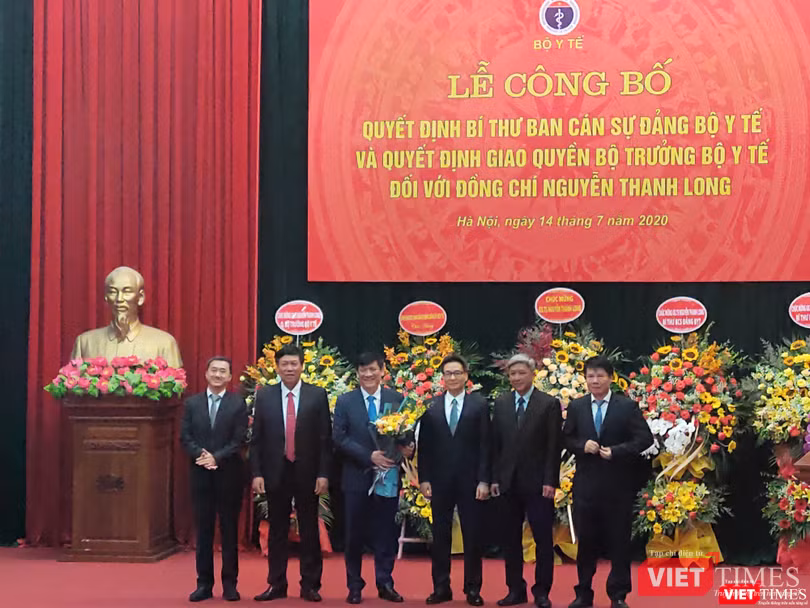 Phó Thủ tướng Vũ Đức Đam và các Thứ trưởng Bộ Y tế chúc mừng Quyền Bộ trưởng Bộ Y tế Nguyễn Thanh Long (Ảnh: Minh Thúy)