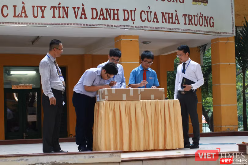 Nghiêm túc kiểm tra các túi đề thi được niêm phong Quy trình kiểm tra đề thi diễn ra nghiêm túc
