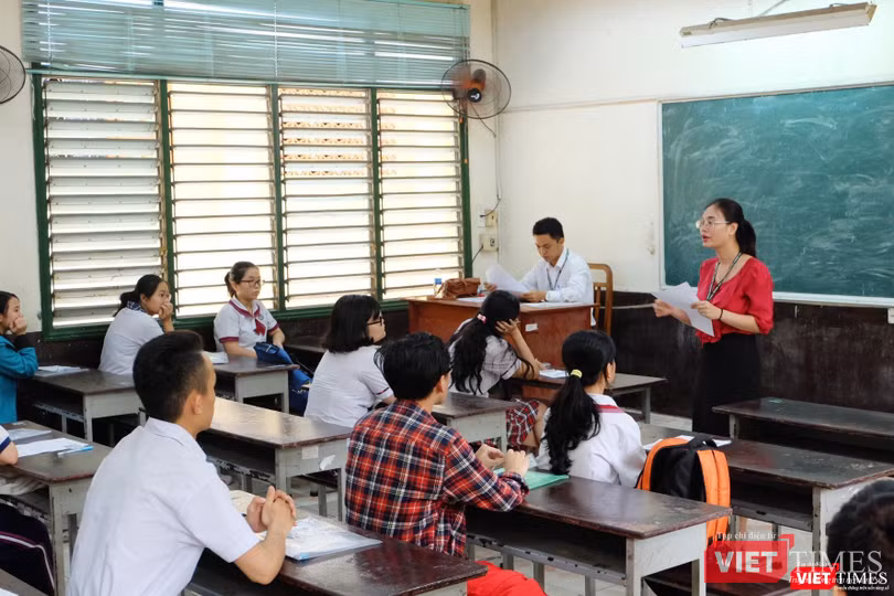 Cán bộ coi thi phổ biến quy chế thi Cán bộ coi thi phổ biến quy chế thi