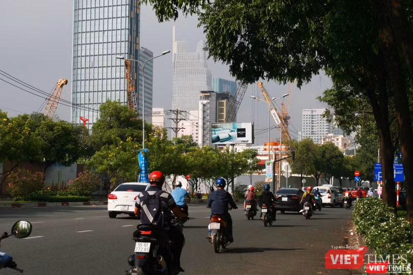 Vào ngày cuối tuần, các điểm nóng giao thông như đường Nguyễn Hữu Cảnh không còn tình trạng kẹt xe kéo dài. Tình hình an ninh trật tự tại các điểm thi được đảm bảo tốt. Vì ngày cuối tuần nên các điểm nóng giao thông như đường Nguyễn Hữu Cảnh không còn tình trạng kẹt xe kéo dài. ình hình an ninh trật tự, ATGT được đảm bảo