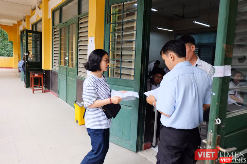 Cán bộ coi thi bắt đầu gọi thí sinh vào phòng thi Cán bộ coi thi bắt đầu gọi thí sinh vào phòng thi