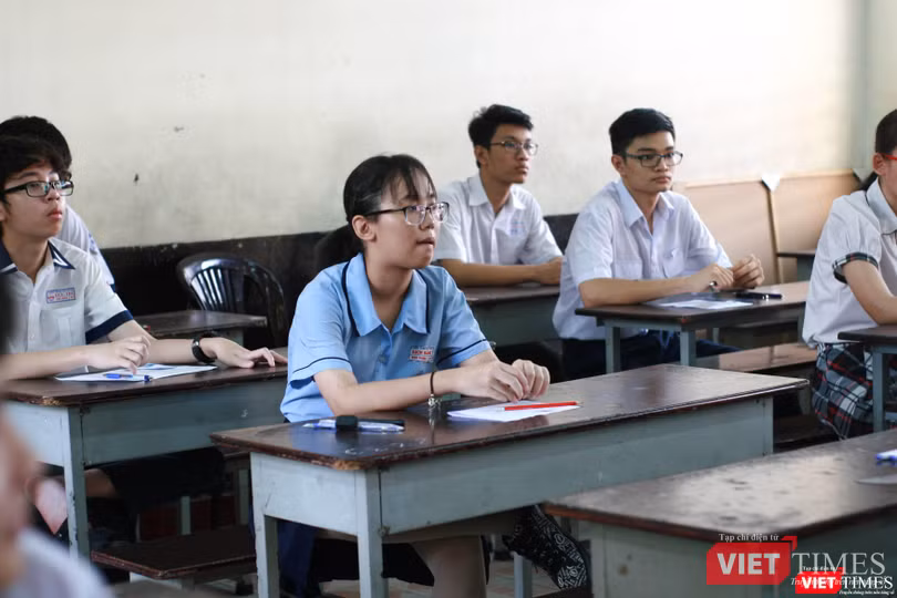 Thí sinh lắng nghe quy chế thi Thí sinh lắng nghe quy chế thi