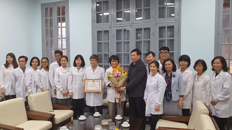 Thứ trưởng trao bằng khen cho tập thể cán bộ Viện Vệ sinh Dịch tễ Trung ương. Ảnh: Tuấn Dũng Thứ trưởng trao bằng khen cho tập thể cán bộ Viện Vệ sinh Dịch tễ Trung ương. Ảnh: Tuấn Dũng