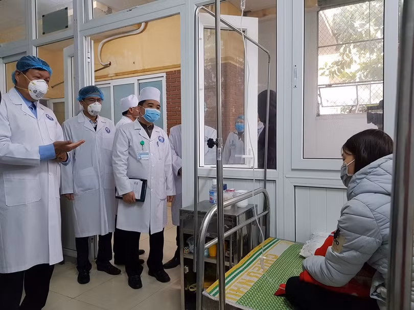 Thứ trưởng Bộ Y tế Đỗ Xuân Tuyên thăm người bệnh đã tiếp xúc gần với ca nhiễm nCoV. Ảnh: Thái Bình