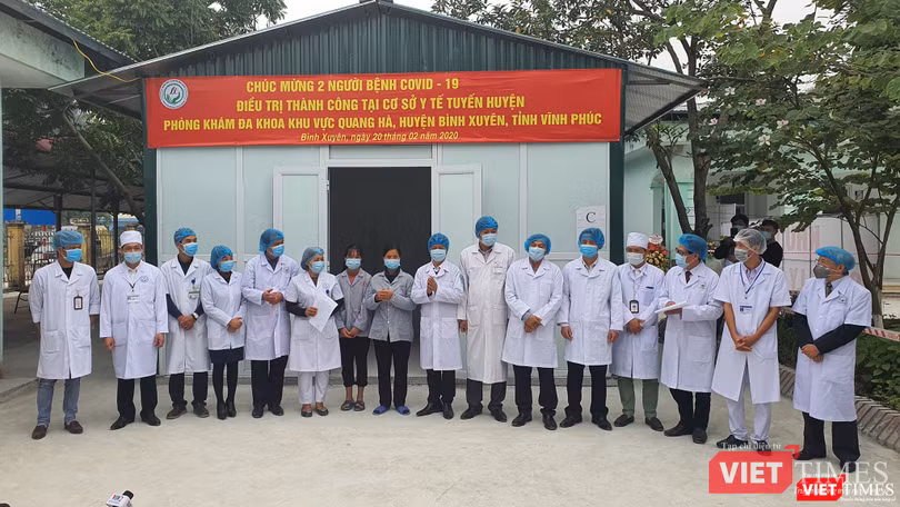 2 bệnh nhân mắc COVID-19 khỏe mạnh xuất viện. Ảnh: Tuấn Dũng 2 bệnh nhân mắc COVID-19 khỏe mạnh xuất viện. Ảnh: Tuấn Dũng