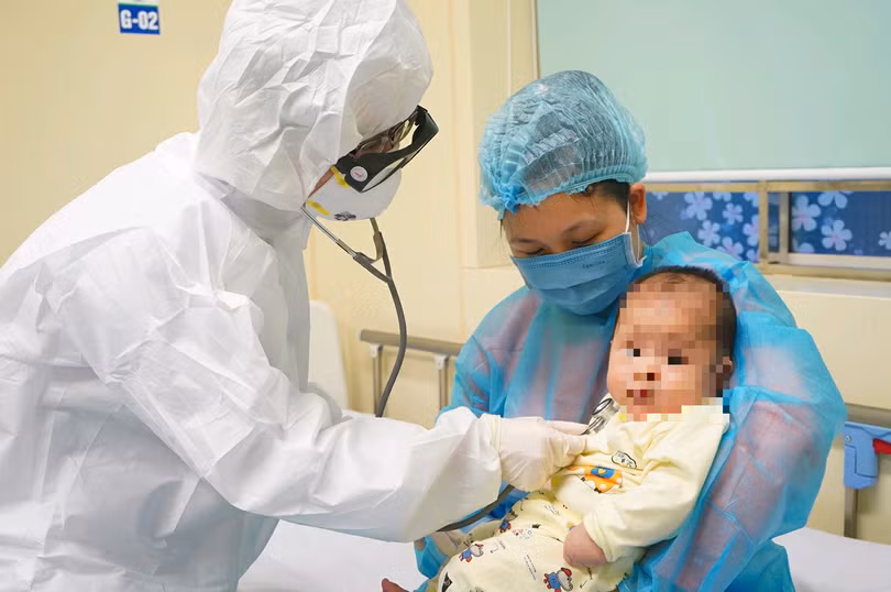 Bác sĩ thăm khám cho bệnh nhi. Ảnh: Xuân Tùng
