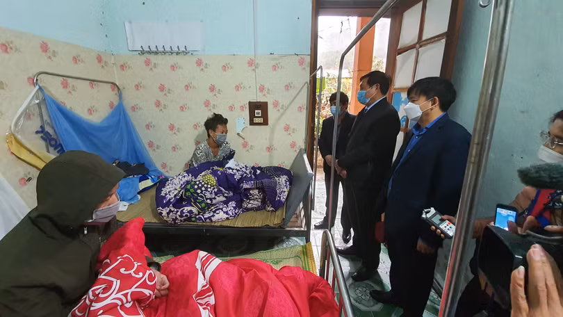 Thứ trưởng thăm người bệnh trong khu vực cách ly. Ảnh: Tuấn Dũng Thứ trưởng thăm người bệnh trong khu vực cách ly. Ảnh: Tuấn Dũng