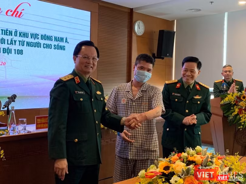 Bệnh nhân bắt tay GS. TS. TTND. Mai Hồng Bàng bằng cánh tay được ghép thành công (Ảnh: Thanh Hằng)
