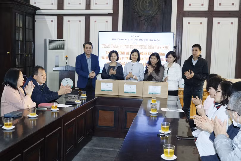 Ban giám hiệu Trường Đại học Dược Hà Nội trao tặng dung dịch nước rửa tay khô cho các đơn vị. Ảnh: Thế Anh Ban giám hiệu Trường Đại học Dược Hà Nội trao tặng dung dịch nước rửa tay khô cho các đơn vị. Ảnh: Thế Anh