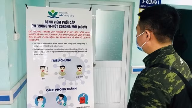 Người nhà bệnh nhân được phát khẩu trang và được thông tin cách phòng, tránh bệnh viêm đường hô hấp cấp do nCoV tại Bệnh viện Nhi Trung ương. Ảnh: Thái Bình Người nhà bệnh nhân được phát khẩu trang và được thông tin cách phòng, tránh bệnh viêm đường hô hấp cấp do nCoV tại Bệnh viện Nhi Trung ương. Ảnh: Thái Bình
