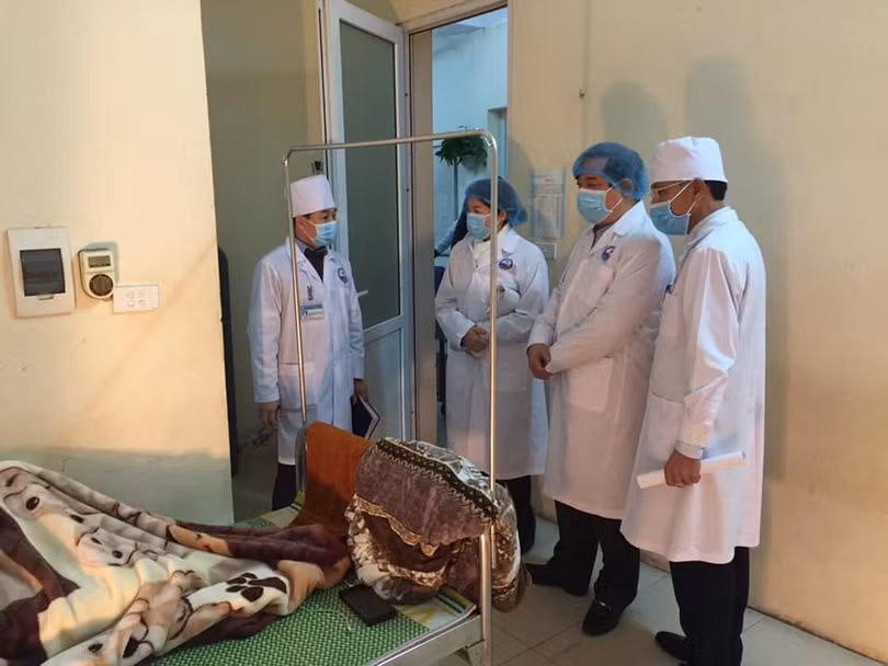 PGS.TS. Lương Ngọc Khuê (áo trắng, đeo khẩu trang thứ 3 từ trái sang) kiểm tra tình hình sức khỏe bệnh nhân. Ảnh: Lê Hảo PGS.TS. Lương Ngọc Khuê (áo trắng, đeo khẩu trang thứ 3 từ trái sang) kiểm tra tình hình sức khỏe bệnh nhân. Ảnh: Lê Hảo