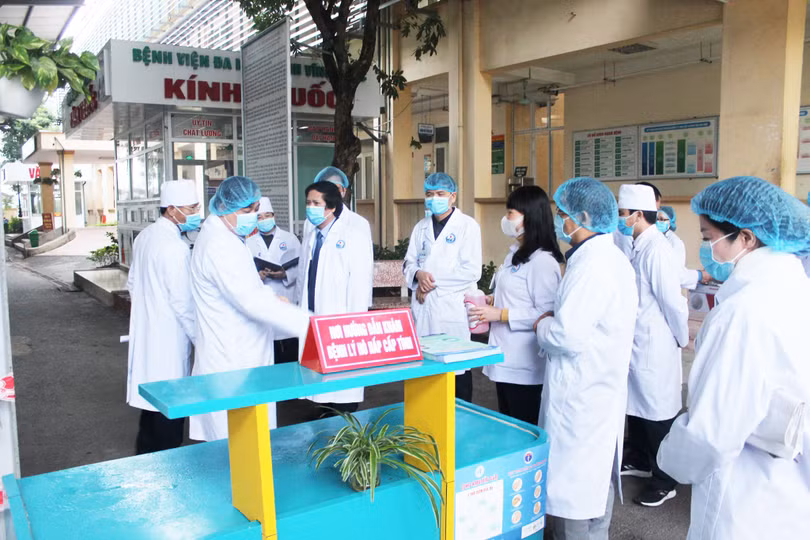 PGS.TS. Lương Ngọc Khuê kiểm tra khu vực hướng dẫn khám bệnh lý hô hấp cấp tính cho bệnh nhân. Ảnh: Lê Hảo PGS.TS. Lương Ngọc Khuê kiểm tra khu vực hướng dẫn khám bệnh lý hô hấp cấp tính cho bệnh nhân. Ảnh: Lê Hảo
