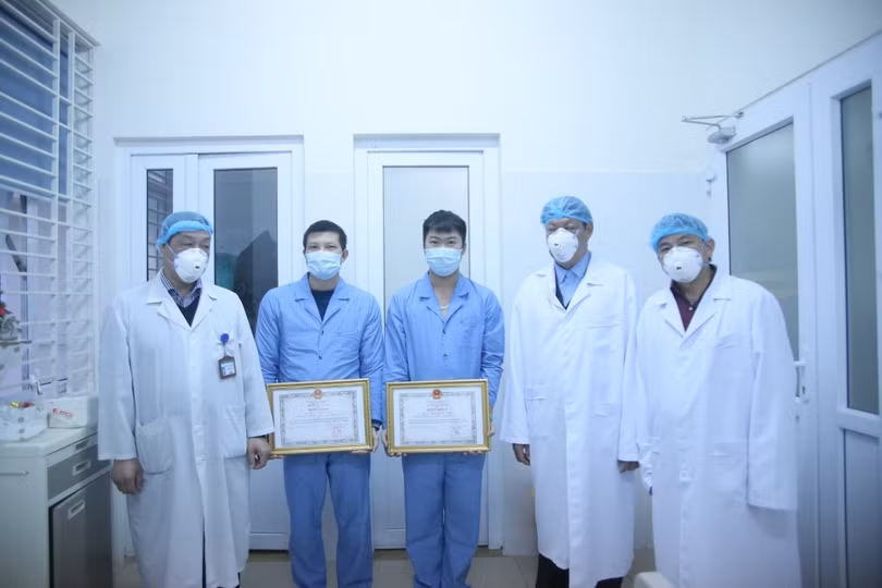 Thứ trưởng Đỗ Xuân Tuyên động viên, khích lệ tinh thần các bác sĩ. Ảnh:TD