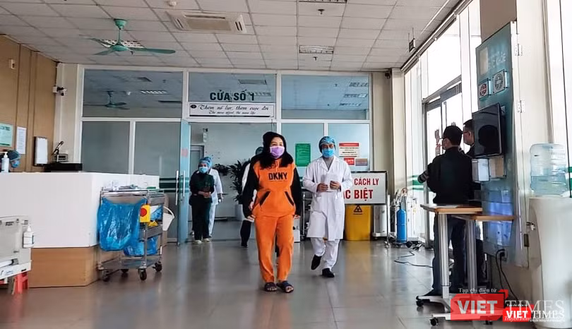 Bệnh nhân mắc COVID-19 xuất viện tại Bệnh viện Bệnh Nhiệt đới Trung ương. Ảnh: Minh Thúy Bệnh nhân mắc COVID-19 xuất viện tại Bệnh viện Bệnh Nhiệt đới Trung ương. Ảnh: Minh Thúy