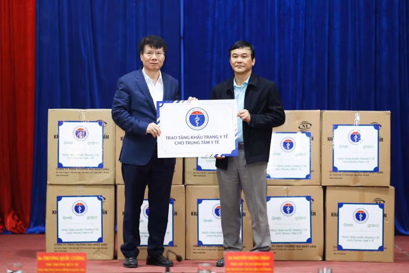 Thứ trưởng Bộ Y tế trao tặng 45.000 khẩu trang y tế cho 9 trung tâm y tế huyện, 5.000 khẩu trang y tế cho Bộ đội biên phòng tại Cửa khẩu Trà Lĩnh. Ảnh: Thao Nguyen Thứ trưởng Bộ Y tế trao tặng 45.000 khẩu trang y tế cho 9 trung tâm y tế huyện, 5.000 khẩu trang y tế cho Bộ đội biên phòng tại Cửa khẩu Trà Lĩnh. Ảnh: Thao Nguyen