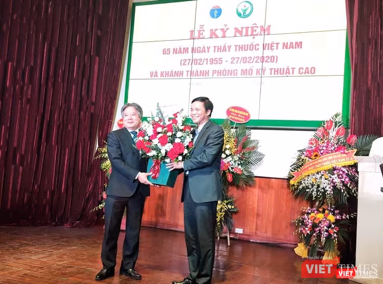 Tổng Thư ký, Chủ Nhiệm Văn phòng Quốc hội Nguyễn Hạnh Phúc tặng hoa chúc mừng Bệnh viện Hữu nghị Việt Đức. Ảnh: Minh Thúy Tổng Thư ký, Chủ Nhiệm Văn phòng Quốc hội Nguyễn Hạnh Phúc tặng hoa chúc mừng Bệnh viện Hữu nghị Việt Đức. Ảnh: Minh Thúy