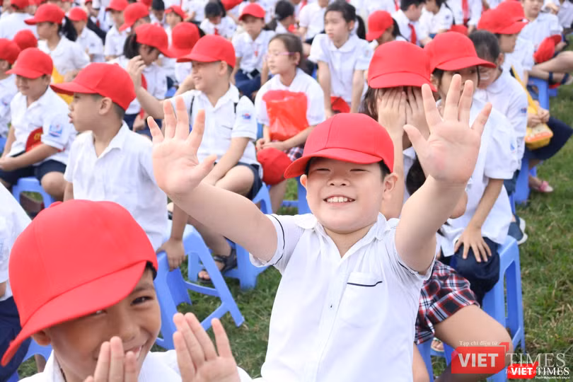 Học sinh vui vẻ tại lễ mít tinh Học sinh vui vẻ tại lễ mít tinh