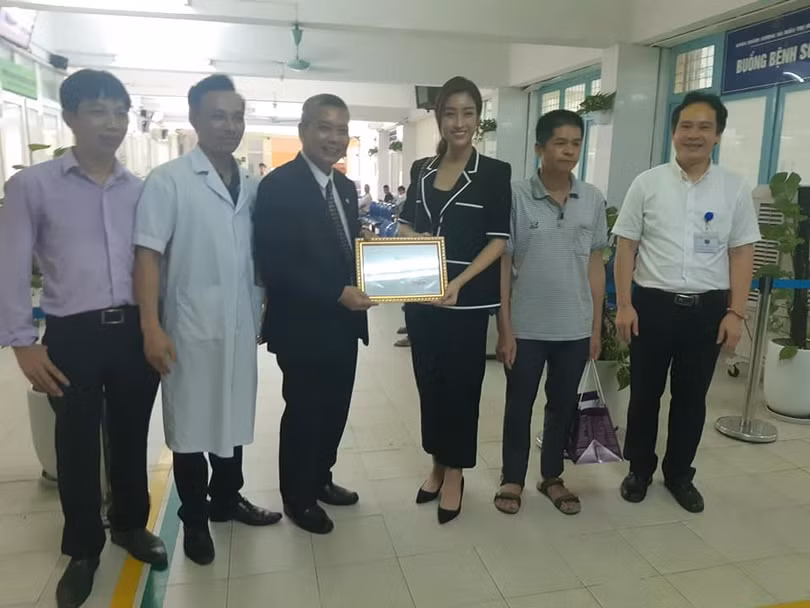 Hoa hậu Đỗ Mỹ Linh trao tặng 300 triệu đồng cho ca ghép tim trẻ em Hoa hậu Đỗ Mỹ Linh trao tặng 300 triệu đồng cho ca ghép tim trẻ em