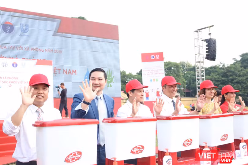 Các đại biểu hào hứng rửa tay với xà phòng Các đại biểu hào hứng rửa tay với xà phòng