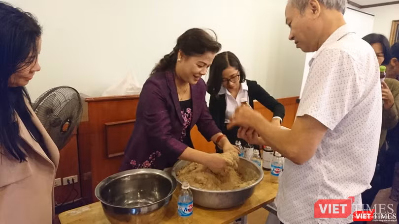 ThS. Lê Thị Khánh Vân thực hành trộn cám gạo cùng vi sinh vật có lợi