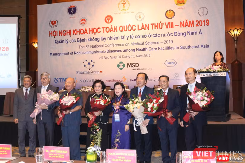 Đại biểu tham dự chụp ảnh lưu niệm tại hội nghị Đại biểu tham dự chụp ảnh lưu niệm tại hội nghị