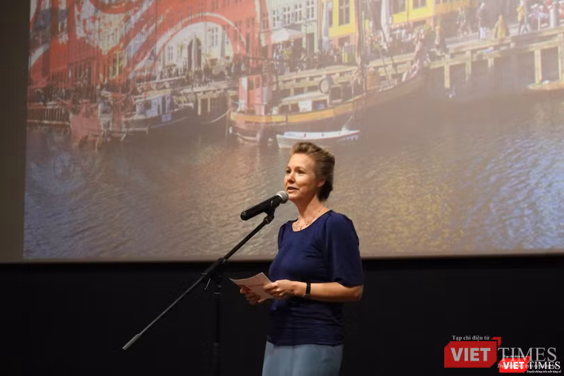 Bà Louise Holmsgaard - Phó Đại sứ Đan Mạch tại Việt Nam Bà Louise Holmsgaard - Phó Đại sứ Đan Mạch tại Việt Nam