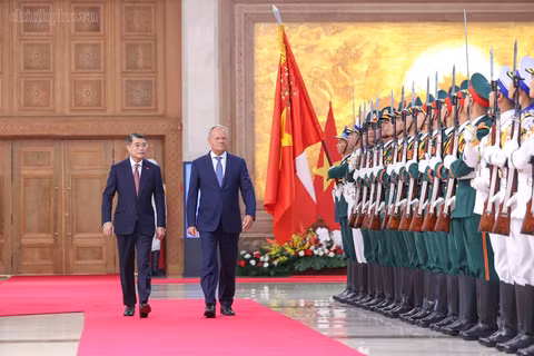 Thủ tướng Lê Minh Hưng và Thủ tướng Donald Tusk duyệt Đội Danh dự Quân đội nhân dân Việt Nam. Ảnh: chinhphu.vn/Nhật Bắc