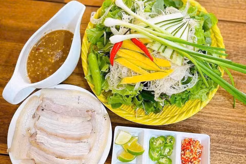 Quán bánh tráng cuốn thịt heo Mậu Đà Nẵng. Ảnh: Cổng TTĐT TP Đà Nẵng.