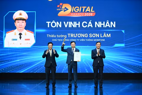 Thiếu tướng Trương Sơn Lâm – Chủ tịch Tổng công ty Viễn thông MobiFone, được vinh danh ở hạng mục Cá nhân chuyển đổi số xuất sắc.