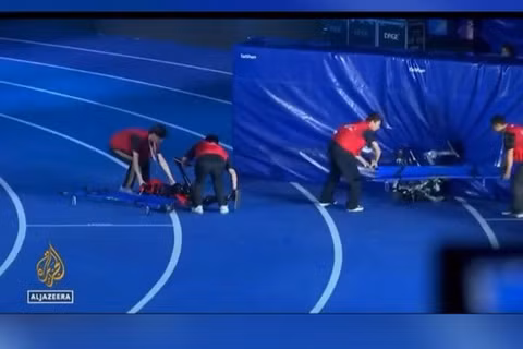 Phá kỷ lục chạy của Usain Bolt, robot lập tức nằm cáng