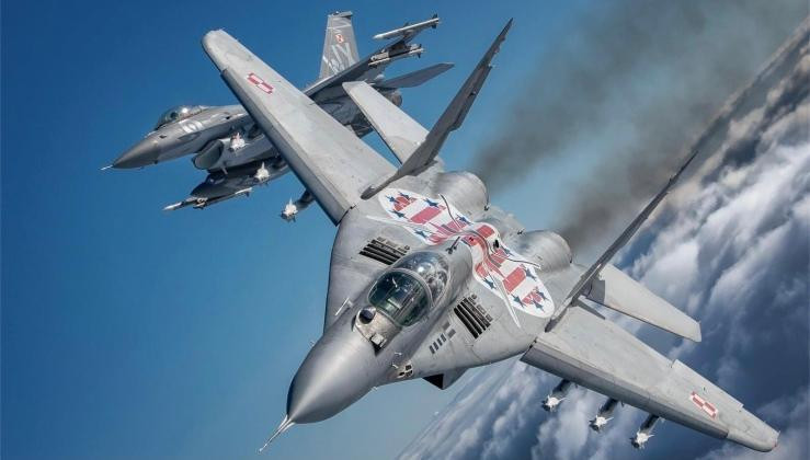 Chiến đấu cơ MiG-29 (trước) và F-16 (Ảnh: Military Watch)