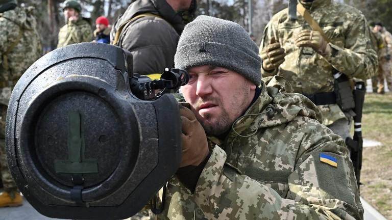 Một binh sĩ Ukraine đang mang theo tên lửa NLAW do Anh cung cấp (Ảnh: AFP)