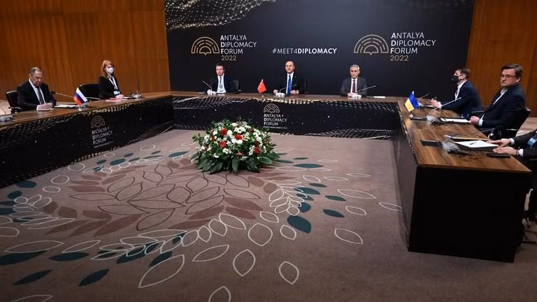 Ngoại trưởng Nga Sergey Lavrov và người đồng cấp Ukraine Dmytro Kuleba trong cuộc gặp ở Antalya, Thổ Nhĩ Kỳ (Ảnh: Sputnik)