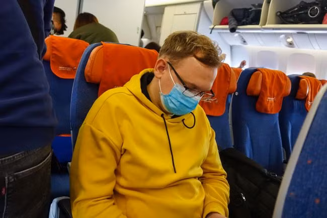 Đeo khẩu trang để bảo vệ mình ở những nơi đông người là điều nên làm (Ảnh: Live Science)