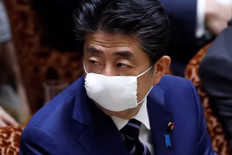 Thủ tướng Nhật Shinzo Abe có thể ban bố tình trạng khẩn cấp trong ngày 7/4 (Ảnh: Reuters)