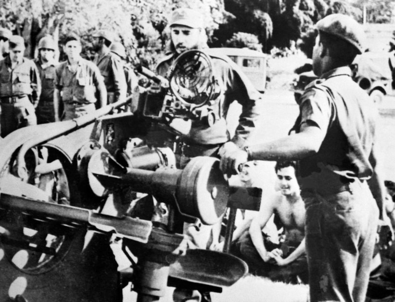 Chủ tịch Cuba Fidel Castro kiểm tra các loại vũ khí, giữa lúc khủng hoảng tên lửa Cuba năm 1962 (Ảnh: AFP)