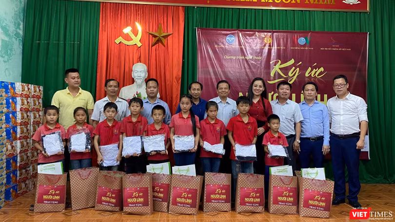 Công trình sách "Ký ức người lính" trao quà cho những gia đình có công với cách mạng, trẻ em có hoàn cảnh khó khăn.