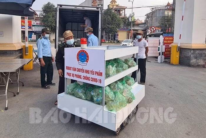 Việc sử dụng robot sẽ hạn chế đến mức thấp nhất việc tiếp xúc gần giữa người với người trong khu cách ly tập trung hoặc trong các bệnh viện dã chiến. Ảnh: Báo Hải Dương.