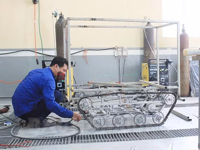 Các thành viên trong nhóm nghiên cứu đã làm việc liên tục, với quyết tâm hoàn thành chế tạo robot sớm phút nào hay phút ấy. Ảnh: Báo Hải Dương.