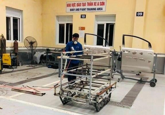 Các thành viên trong nhóm nghiên cứu đã làm việc liên tục, với quyết tâm hoàn thành chế tạo robot sớm phút nào hay phút ấy. Ảnh: Báo Hải Dương.