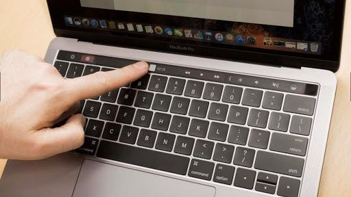 Touch Bar trên MacBook Pro cao cấp ra mắt sau năm 2016. Ảnh: CNET Touch Bar trên MacBook Pro cao cấp ra mắt sau năm 2016. Ảnh: CNET